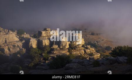 Luci sulle rocce nella nebbia della torcal de antequera. Spagna Foto Stock