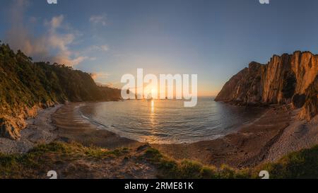 Tramonto sulla costa delle Asturie di Playa del Silencio in Spagna Foto Stock