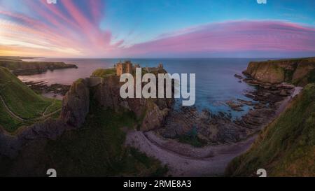 Panorama aereo delle rovine medievali della scogliera del castello di Dunnottar Foto Stock