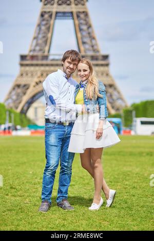 Romantica coppia che cammina a Parigi vicino alla Torre Eiffel Foto Stock