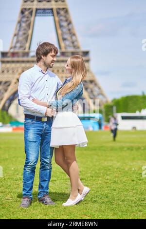 Romantico bacio di coppia a Parigi vicino alla Torre Eiffel Foto Stock