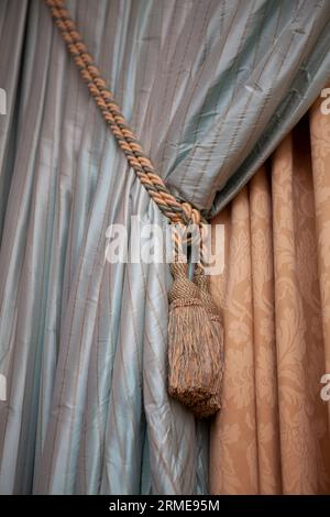 primo piano di una tenda grigia con una corda. Foto Stock
