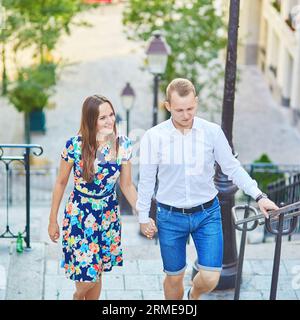 Coppia romantica insieme a Parigi a piedi su Montmartre Foto Stock