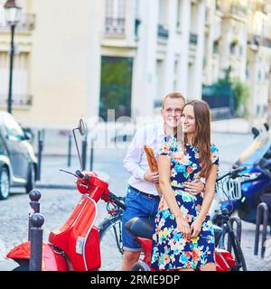 Coppia romantica insieme a Parigi a piedi su Montmartre Foto Stock