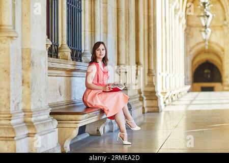 Bella giovane donna che cammina a Vienna, in Austria Foto Stock