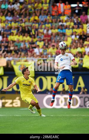 Villareal, Spagna. 27 agosto 2023. Gerard Moreno di Villarreal CF, Marcos Alonso di Barcellona CF in azione durante la Liga EA Sport Regular Season Round 3 il 27 agosto 2023 allo Stadio ceramica (Villareal, la Liga EA Sport Regular Season Round 3 il 27 agosto 2023). 27/8/23 credito: SIPA USA/Alamy Live News Foto Stock