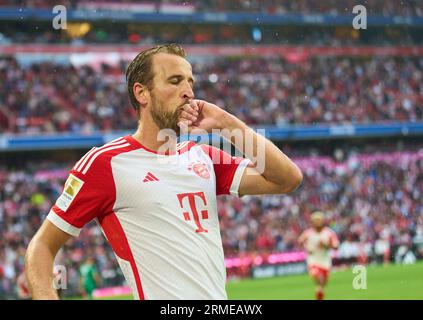 Harry Kane, FCB 9 segna, tira 2-0 goal 11m festeggia il suo gol, felice, ridere, celebrazione, nella partita FC BAYERN MUENCHEN - FC AUGSBURG 3-1 il 27 agosto 2023 a Monaco, Germania. Stagione 2023/2024, 1.Bundesliga, FCB, München, giorno 3, 3.Spieltag © Peter Schatz / Alamy Live News - LE NORMATIVE DFL VIETANO QUALSIASI USO DI FOTOGRAFIE come SEQUENZE DI IMMAGINI e/o QUASI-VIDEO - Foto Stock