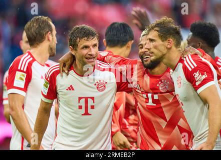 Thomas MUELLER, Müller, FCB 25 Serge GNABRY, FCB 7 Leon GORETZKA, FCB 8 felice dopo la vittoria nella partita FC BAYERN MUENCHEN - FC AUGUSTA 3-1 il 27 agosto 2023 a Monaco, Germania. Stagione 2023/2024, 1.Bundesliga, FCB, München, giorno 3, 3.Spieltag © Peter Schatz / Alamy Live News - LE NORMATIVE DFL VIETANO QUALSIASI USO DI FOTOGRAFIE come SEQUENZE DI IMMAGINI e/o QUASI-VIDEO - Foto Stock