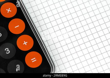 Primo piano del telefono appoggiato sul notebook. Concetto di istruzione. Foglio bianco vuoto sul tavolo di lavoro Foto Stock