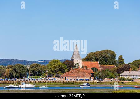 Chiesa della Santissima Trinità e barche a Bosham Quay nella storica Bosham, un villaggio costiero sulla costa meridionale vicino a Chichester, nel West Sussex, nel sud dell'Inghilterra Foto Stock