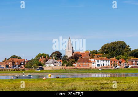 Holy Trinity Church e sul lungomare dello storico Bosham, un villaggio costiero sulla costa meridionale vicino a Chichester, West Sussex, Inghilterra meridionale Foto Stock