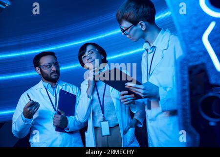 centro dell'innovazione, scienziati multietnici che lavorano all'invenzione nel centro scientifico futuristico Foto Stock