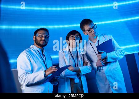 laboratorio futuristico, scienziati multietnici che lavorano su soluzioni innovative Foto Stock