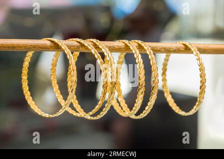 Bracciale twist in oro turco da 24 carati allineato presso il negozio d'oro Foto Stock