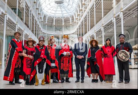 National Museum of Scotland, Edimburgo, Scozia, Regno Unito, 28 agosto 2023. Ritorno del polo commemorativo: Una delegazione della nazione Nisgaa’a segna l'inizio del ritorno del polo commemorativo alto 11 metri nella Columbia Britannica, Canada. Nella foto: Delegazione della nazione Nisgaa’a con Angus Robertson MSP, segretario di gabinetto per la Costituzione, la cultura e gli affari esteri. Crediti: Sally Anderson/Alamy Live News Foto Stock