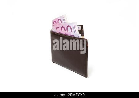 500 banconote in euro in un portafoglio aperto in pelle marrone, isolato su fondo bianco. Foto Stock