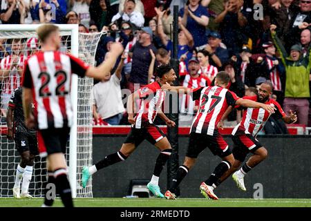 Kevin Schade di Brentford celebra il primo gol della squadra durante la partita di Premier League al Gtech Community Stadium di Londra. Data foto: Sabato 26 agosto 2023. Foto Stock