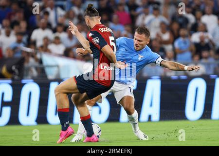 Roma, Italie. 27 agosto 2023. Ciro immobile del Lazio si aggiudica il pallone con Radu Dragusin di Genova durante il campionato italiano di serie A partita di calcio tra SS Lazio e Genoa CFC il 27 agosto 2023 allo Stadio Olimpico di Roma, Italia - foto Federico Proietti/DPPI Credit: DPPI Media/Alamy Live News Foto Stock