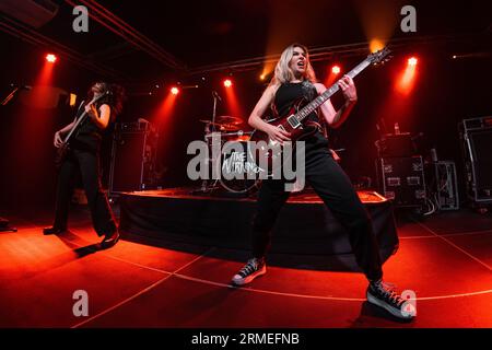 BARCELLONA - Jun 17: The Warning (gruppo hard rock messicano di Monterrey) si esibiscono sul palco a la Nau il 17 giugno 2023. Foto Stock