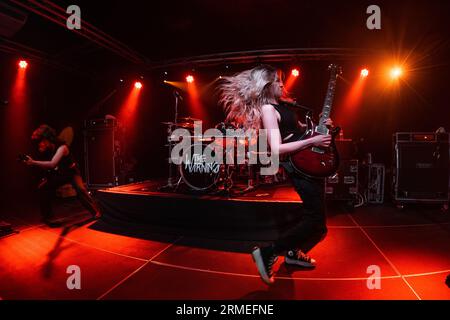 BARCELLONA - Jun 17: The Warning (gruppo hard rock messicano di Monterrey) si esibiscono sul palco a la Nau il 17 giugno 2023. Foto Stock