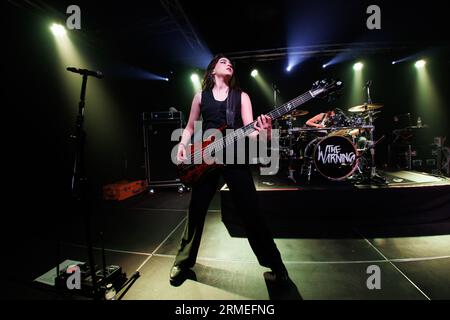 BARCELLONA - Jun 17: The Warning (gruppo hard rock messicano di Monterrey) si esibiscono sul palco a la Nau il 17 giugno 2023. Foto Stock