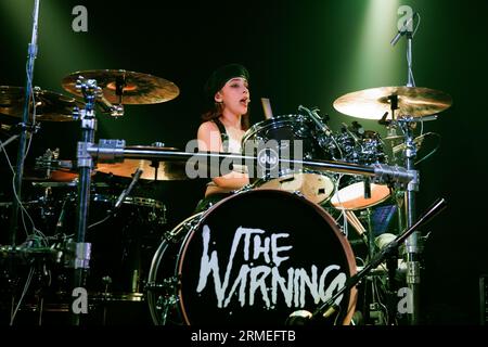 BARCELLONA - Jun 17: The Warning (gruppo hard rock messicano di Monterrey) si esibiscono sul palco a la Nau il 17 giugno 2023. Foto Stock