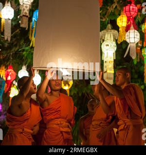 CHIANG mai, THAILANDIA - 6 NOVEMBRE 2014: Cerimonia Yee Peng: Monaci buddisti lanciano lanterna celeste al festival Yee Peng nel Tempio di Phan Tao. Foto Stock