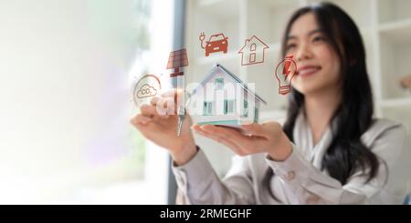 Concetto di sicurezza delle app per la casa intelligente e l'automazione domestica. App Smart Home su smartphone. Foto Stock