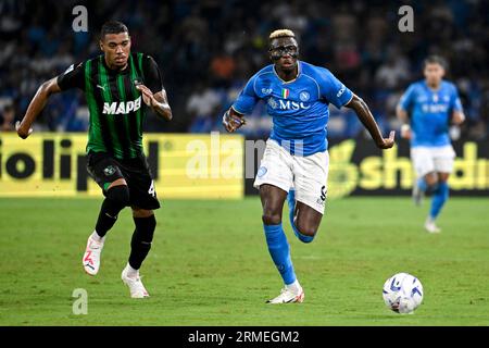 Napoli, Italia. 27 agosto 2023. Ruan Tressoldi degli Stati Uniti Sassuolo calcio e Victor Osimhen dell'SSC Napoli durante la partita di serie A tra SSC Napoli e Sassuolo calcio allo stadio Diego Armando Maradona di Napoli (Italia), 27 agosto 2023. Crediti: Insidefoto di andrea staccioli/Alamy Live News Foto Stock