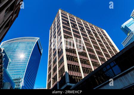 Esterno della torre del podio degli anni '1950 Fountain House e The Walkie Talkie, Fenchurch Street, Londra, Inghilterra Foto Stock