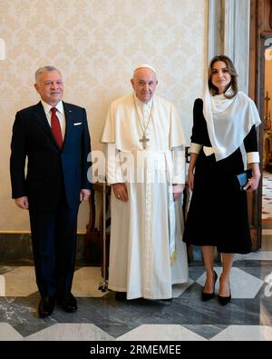 Città del Vaticano, italiano. 10 novembre 2022. Le loro Maestà Re Abd Allah II e la Regina Rania al Abd Allah durante un incontro con sua Santità Papa Francesco in Vaticano, il 10 novembre 2022, foto in occasione della Regina Rania al Abd Allah che celebra il suo compleanno giovedì 31 agosto 2023 credito: Royal Hashemite Court/Albert Nieboer/Netherlands OUT/Point De Vue OUT/dpa/Alamy Live News Foto Stock