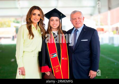 California, Vereinigte Staaten. 10 maggio 2023. Re Abd Allah II e la Regina Rania al Abdullah con sua altezza reale la Principessa Salma alla sua laurea presso l'Università della California del Sud, il 10 maggio 2023, foto in occasione della Regina Rania al Abdullah che celebra il suo compleanno giovedì 31 agosto 2023 credito: Royal Hashemite Court/Albert Nieboer/Netherlands OUT/Point De Vue OUT/dpa/Alamy Live News Foto Stock