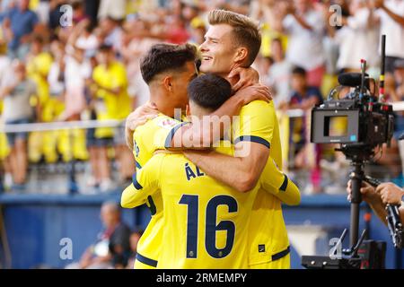 Vila-Real, Spagna. 27 agosto 2023. Villarreal team Group (Villarreal) calcio/calcio : il Villarreal team festeggia dopo il gol di Baena durante la partita spagnola 'LaLiga EA Sports' tra Villarreal CF 3-4 FC Barcelona presso l'Estadio de la ceramica di Vila-Real, Spagna . Crediti: Mutsu Kawamori/AFLO/Alamy Live News Foto Stock