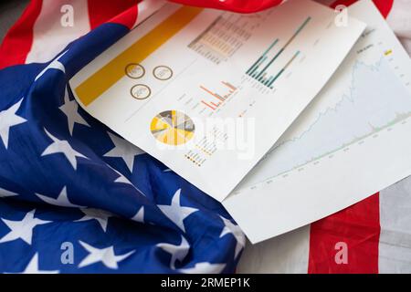 Form 1099-misc reddito varie e penna blu sulla bandiera degli Stati Uniti. Modulo fiscale servizio entrate interno Foto Stock