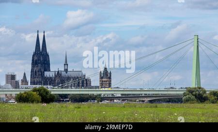 Cattedrale di Colonia che domina lo skyline della città Foto Stock