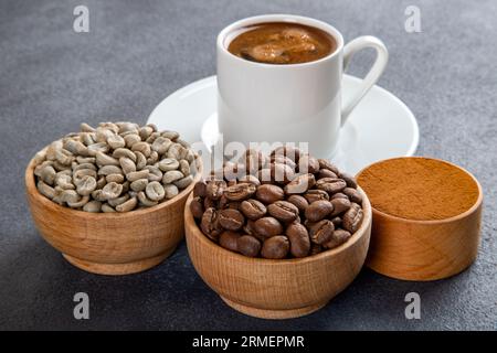 Una tazza di caffè turco con caffè tostato, caffè verde, caffè macinato Foto Stock