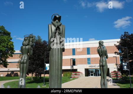 Scultura Saints and Sinners di fronte alla biblioteca Kresge della Oakland University Foto Stock