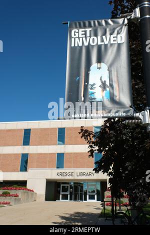 Partecipa alla lettura di banner motivazionali, di fronte alla Kresge Library dell'Università di Oakland Foto Stock