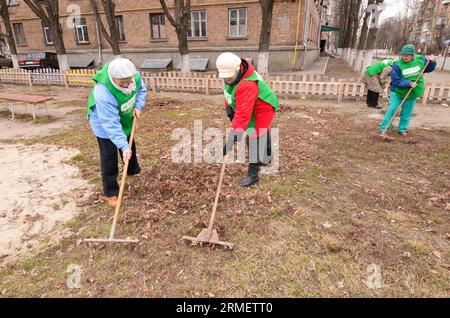 Spazzatrici municipali che puliscono il parco dalle foglie con rastrelli e scopa. 8 ottobre 2019. Kiev, Ucraina Foto Stock