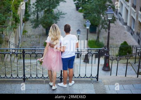 Romantica passeggiata di coppia a Montmartre a Parigi, Francia Foto Stock
