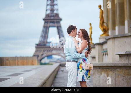 Coppia romantica e amorevole che ha un appuntamento vicino alla Torre Eiffel. Turisti in vacanza o durante la loro luna di miele a Parigi, in Francia Foto Stock