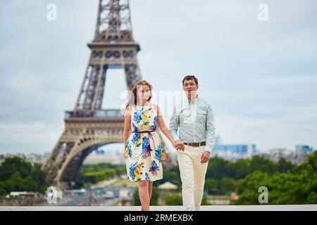 Coppia romantica e amorevole che ha un appuntamento vicino alla Torre Eiffel. Turisti in vacanza o durante la loro luna di miele a Parigi, in Francia Foto Stock