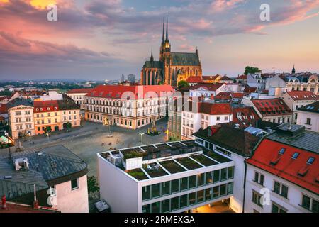 Brno, Repubblica Ceca. Immagine aerea del paesaggio urbano di Brno, la seconda città più grande della Repubblica Ceca con la Cattedrale di San Peter e Paul al tramonto d'estate. Foto Stock