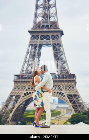 Coppia romantica e amorevole che ha un appuntamento vicino alla Torre Eiffel. Turisti in vacanza o durante la loro luna di miele a Parigi, in Francia Foto Stock