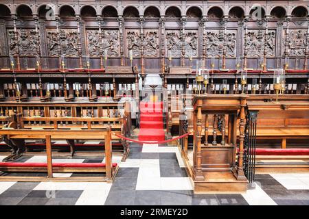 Cambridge, Regno Unito - 22 maggio 2023: Coro di legno all'interno della cappella del King's College all'Università di Cambridge, Regno Unito. Foto Stock