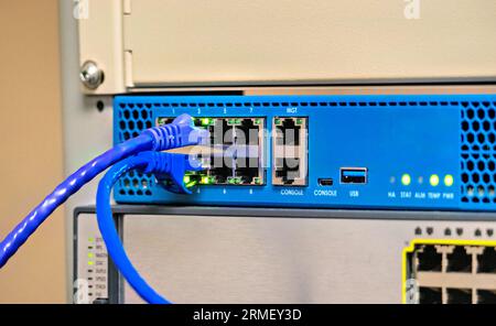 Apparecchiature di comunicazione collegate con cavi in rame blu Foto Stock