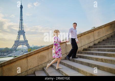 Coppia romantica che ama camminare vicino alla Torre Eiffel a Parigi, in Francia Foto Stock