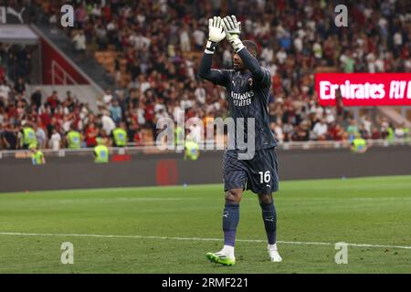 Milano, Italia. 26 agosto 2023. Italia, Milano, agosto 26 2023: Mike Maignan (portiere AC Milan) saluta i tifosi negli stand al termine della partita di calcio AC Milan vs Torino FC, giorno 2 serie A 2023-2024 San Siro Stadium (foto di Fabrizio Andrea Bertani/Pacific Press/Sipa USA) crediti: SIPA USA/Alamy Live News Foto Stock