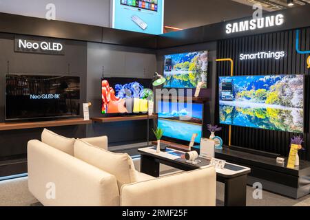 Logo Samsung e TV all'interno del negozio di elettronica. Minsk, Bielorussia, 2023 Foto Stock