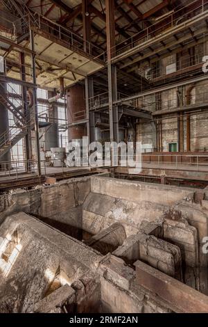 Peenemuende, Germania - 17 aprile 2014: Quadro di controllo in una vecchia centrale a carbone abbandonato a Peenemuende. Peenemuende era anche il luogo di costruzione Foto Stock